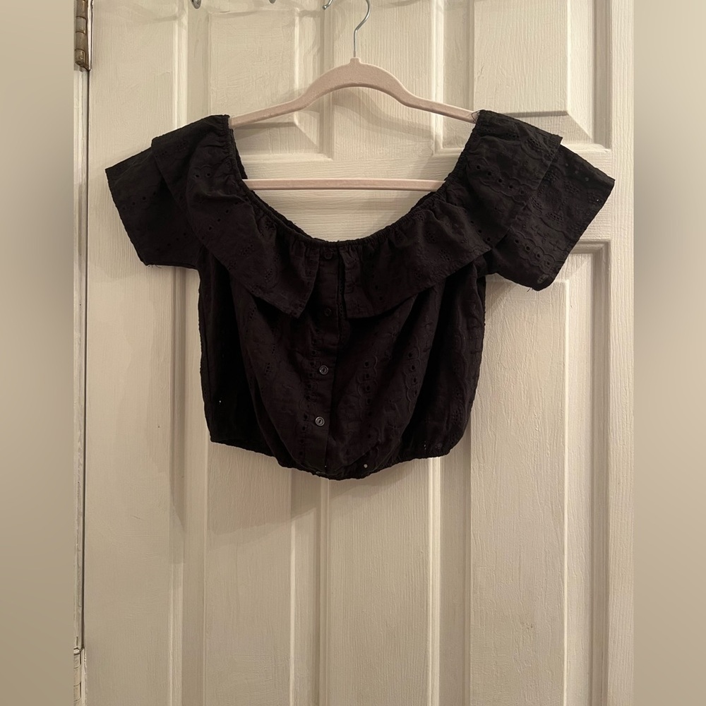 Size medium black eyelet lace crop cropped top shirt